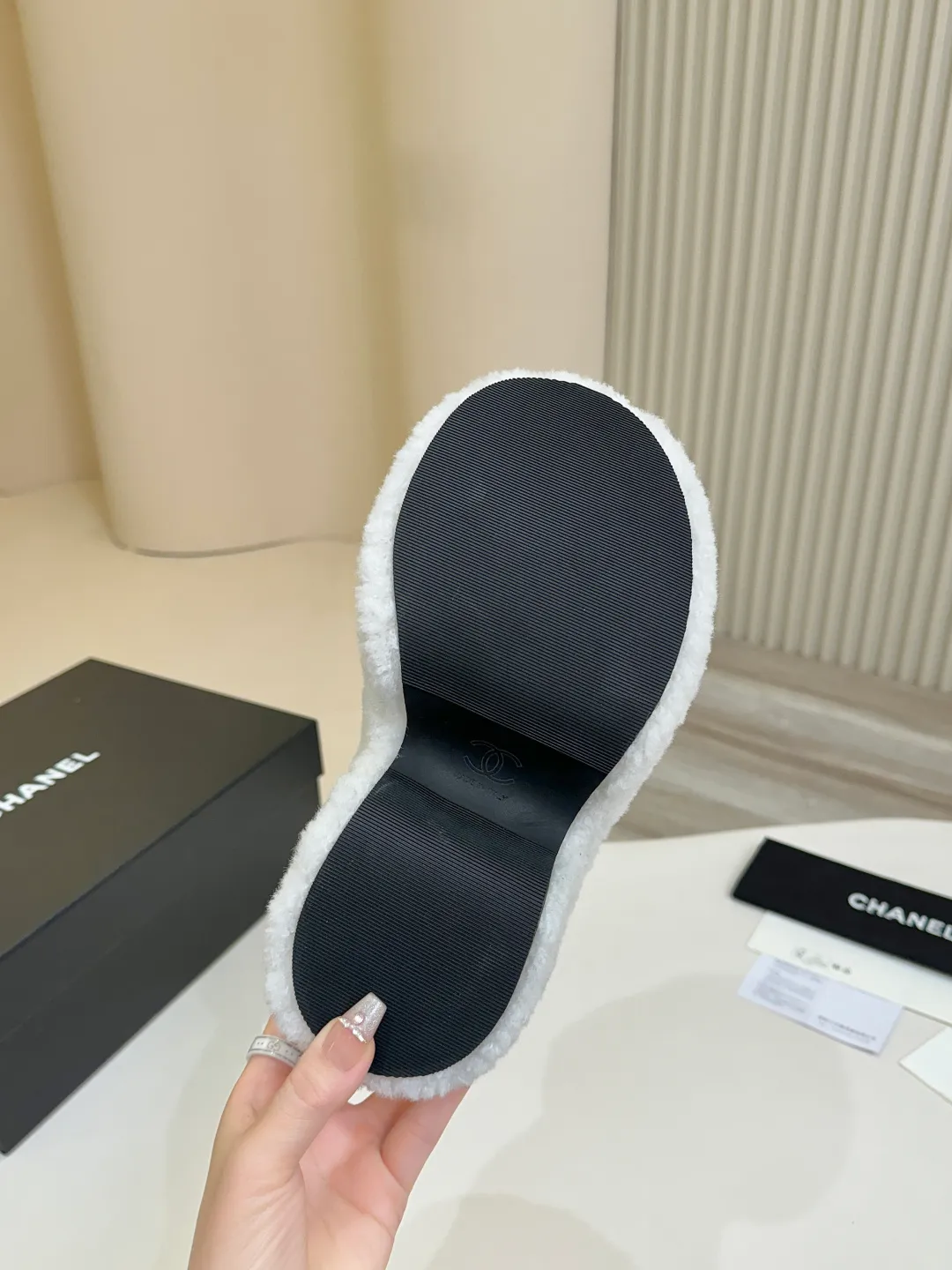 👟👟Ex-factory price 480👟👟 Chanel CHANEL thick-soled fur flip flops｜Finally waited for this pair of the same style from the star show🧚♀️ The upper is covered with soft and waxy lamb wool, with a classic double C diamond buckle✨The texture is full of texture. As soon as you put it on, your sense of luxury soars instantly. The inner lamb wool fabric is as comfortable as stepping on clouds☁️ Thickened rubber soles, 8cm at the heel, 6.5cm at the forefoot, with raised bars, easy to wear with long legs~ The wedge heel design is super easy to walk, lazy and fashionable. It is very elegant for daily outings and date wear. It is a must-have and versatile artifact for this autumn and winter, waiting for you~ #chanel slippers #Celebrity Style #Advanced Wearing Fabric: Lamb 🐑 Wool Lining: Lamb 🐑 Wool Feet: lamb 🐑 hair Outsole: wear-resistant and non-slip rubber outsole Size: 35–40